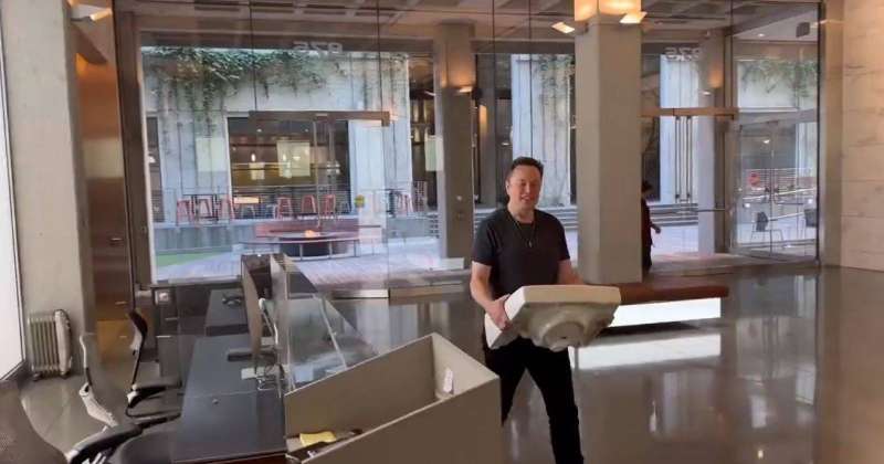 Elon Musk visits Twitter headquarters with a sink