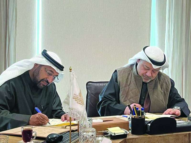 
خالد مهدي وعبدالرحمن العجمي خلال توقيع اتفاقية التعاون
