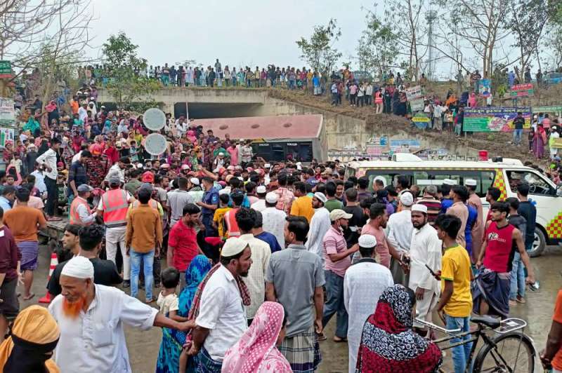 مصرع 17 شخصا في حادث تحطم حافلة في بنغلادش
 
