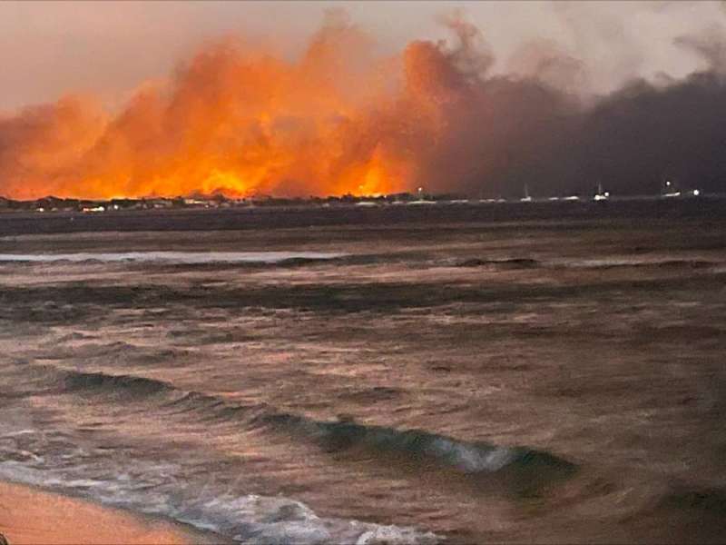 A view of flames as wildfires engulfed the historic town of Lahaina، Maui، Hawaii، U.S. August 9، 2023. Erin Hawk/Handout via REUTERS THIS IMAGE HAS BEEN SUPPLIED BY A THIRD PARTY. NO RESALES. NO ARCHIVES.