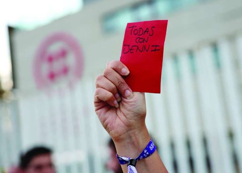 
تظاهرة أمام مقر اتحاد الكرة الإسباني و«بطاقة حمراء» احتجاجاً على رئيسه 	(رويترز)
