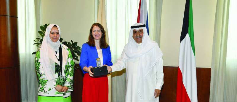 


الغانم يقدم هدية تذكارية للسفيرة البريطانية بحضور الفليج 
