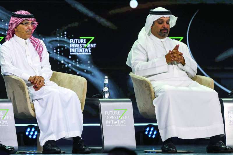 وزيرا المالية السعودية والبحريني خلال إحدى جلسات المبادرة (أ ف ب)