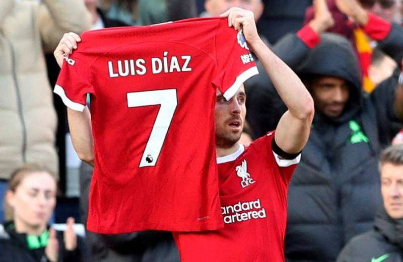 ديوغو جوتا يرفع قميص لويس دياز