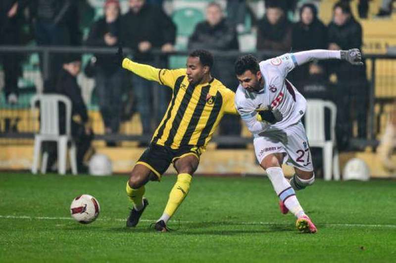 المصري محمود حسن «تريزيغيه» لاعب طرابزون سبور خلال المباراة أمام إسطنبول سبور