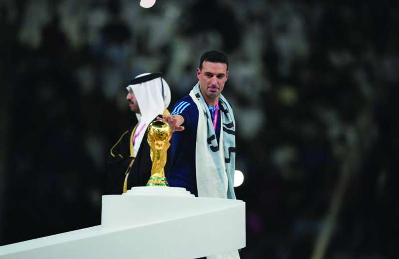 ليونيل سكالوني يلمس كأس العالم 2022 في قطر