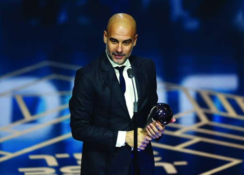 


جوسيب غوارديولا متسلّماً جائزة أفضل مدرب	 (رويترز) 