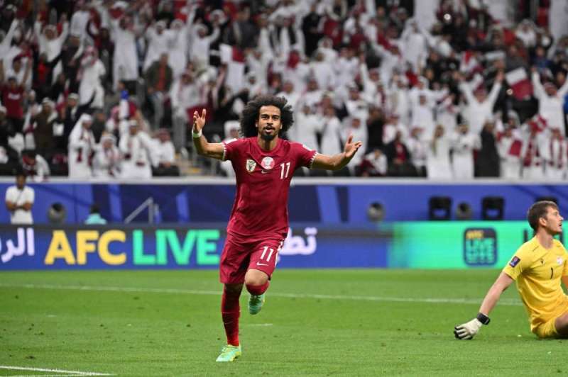 المهاجم القطري أكرم عفيف محتفلاٍ بعد تسجيله الهدف الأول