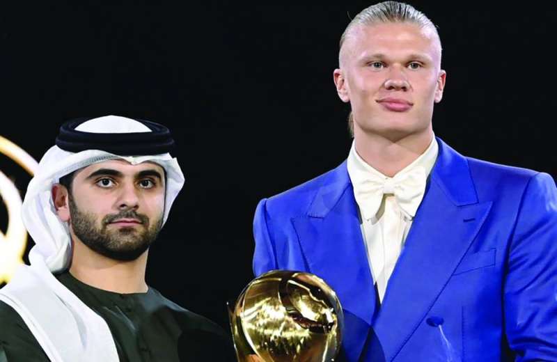 إرلينغ هالاند متسلّماً الجائزة من رئيس مجلس دبي الرياضي منصور بن محمد بن راشد