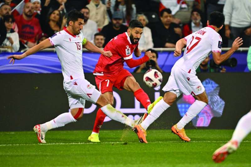 


قائد لبنان حسن معتوق يمرر الكرة بين لاعبي طاجيكستان	 (أ ف ب) 