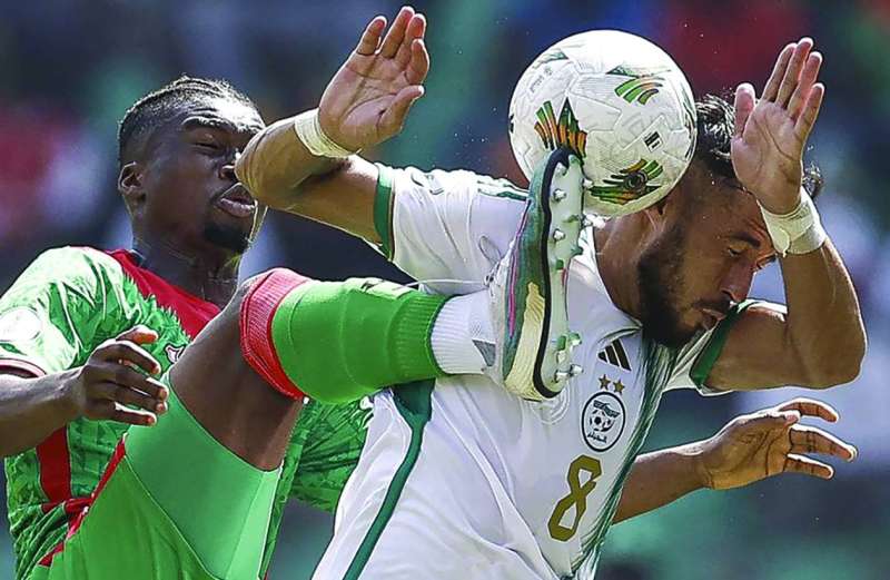 صراع على الكرة في مباراة الجزائر وبوركينا فاسو
