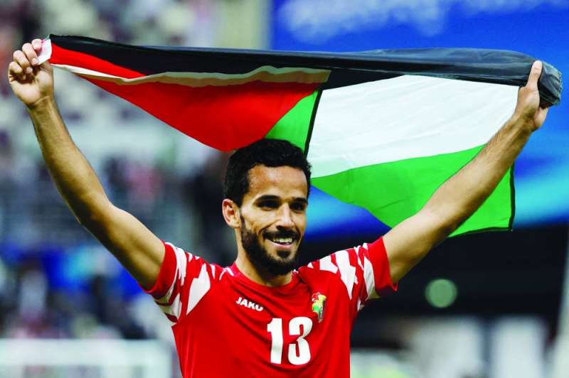 لاعب خط الوسط الأردني محمود المرضي يحتفل بفوز فريقه