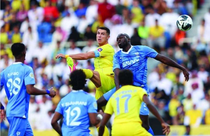 صراع طائر على الكرة بين رونالدو وكوليبالي في مباراة سابقة بين النصر والهلال
