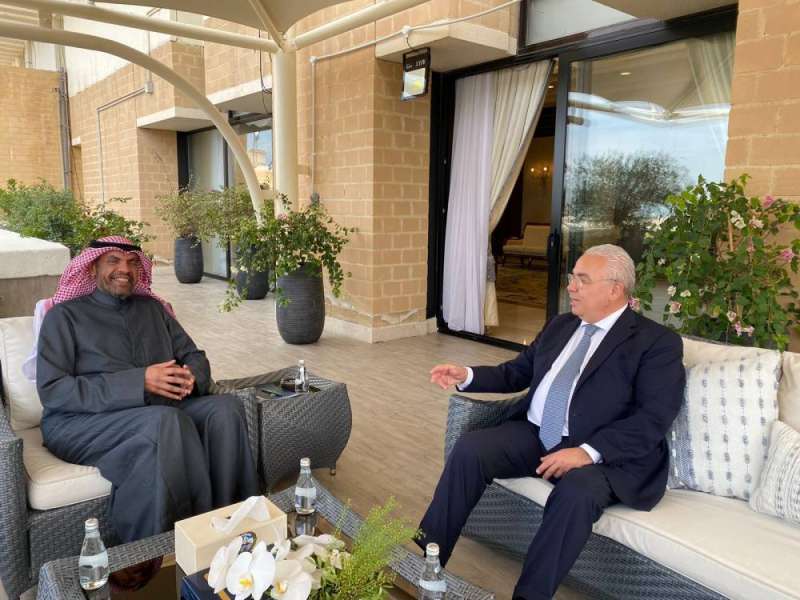 وزير الخارجية عبدالله اليحيا مستقبلاً سكاف خلال زيارته للكويت