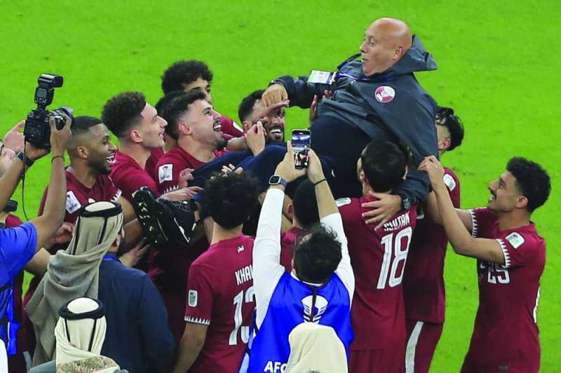 لاعبو منتخب قطر يحملون المدرب ماركيز لوبيز بعد التتويج بكأس آسيا