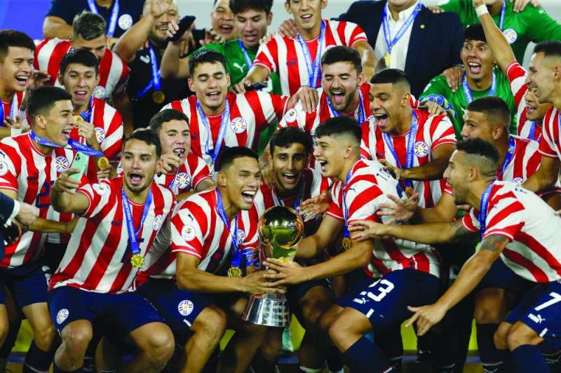لاعبو منتخب باراغواي متوّجون بلقب التصفيات (رويترز)
