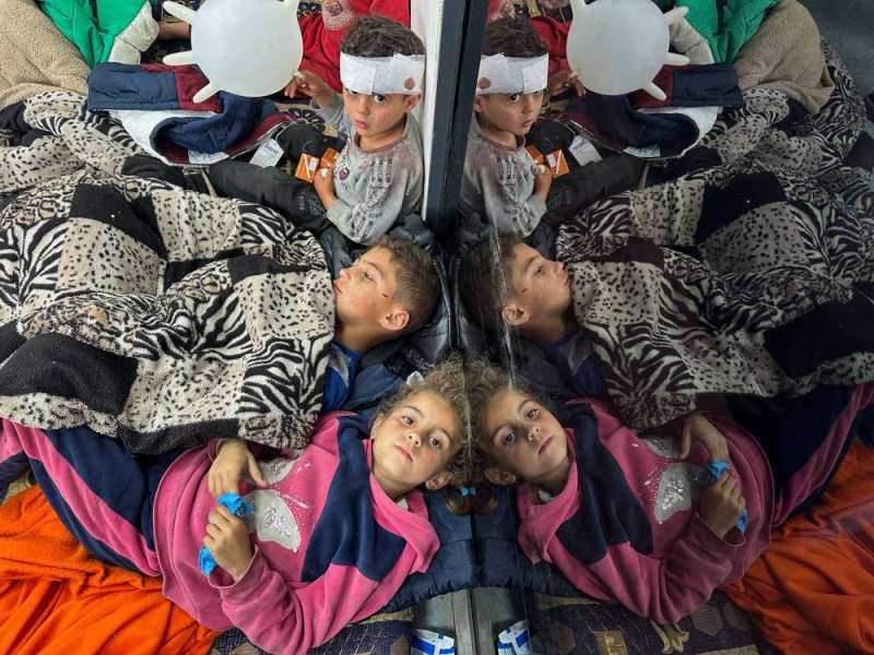 أطفال فلسطينيون يتلقون العلاج في مستشفى بعد إصابتهم في غارة على رفح (رويترز)