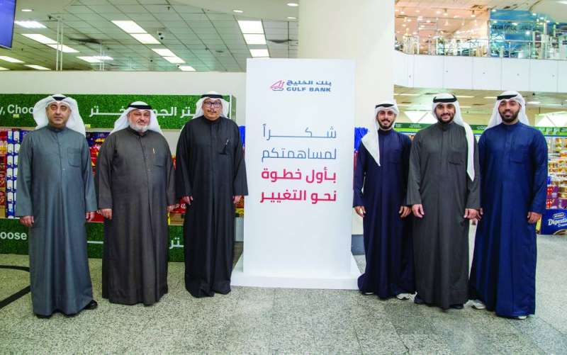 


فريق «الخليج» مع مسؤولي جمعية الشامية والشويخ 