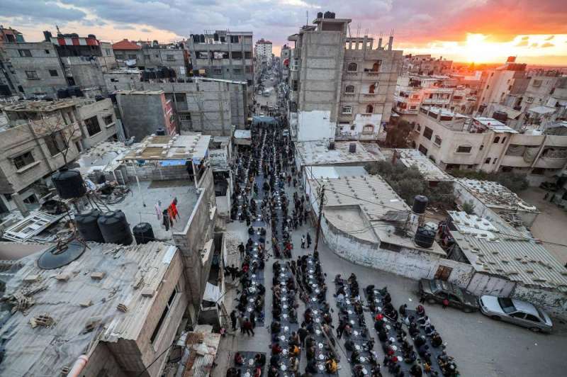 إفطار جماعي للنازحين بمخيم بربرة في رفح (أ ف ب)