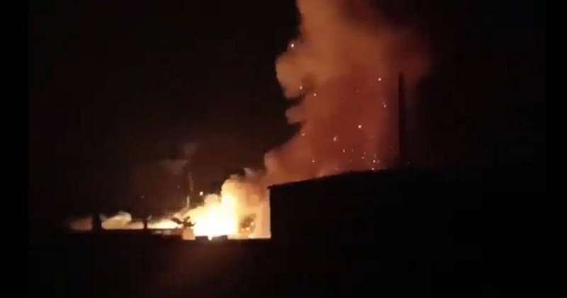 نيران ودخان الضربات الجوية على مواقع قرب مطار حلب  (شينخوا)