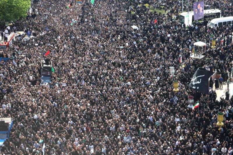 حشود ضخمة تُشيع جنازة رئيسي في طهران (أ ف ب)