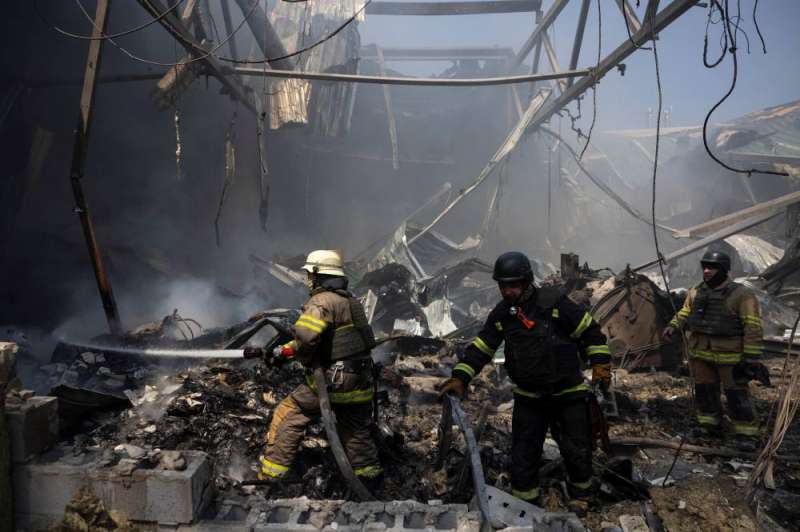إخماد النار بمبنى تعرض لغارة روسية في خاركيف   (رويترز)
