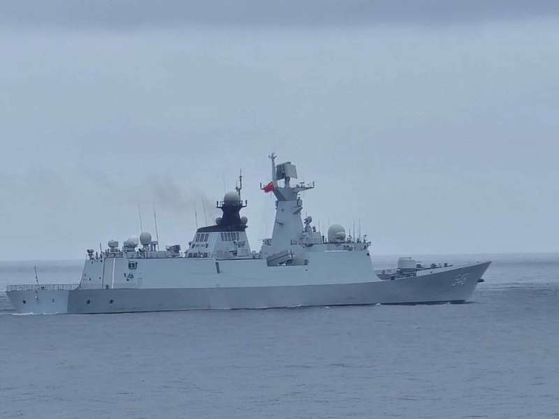 سفينة حربية صينية تبحر قرب جزيرة شمال تايوان (رويترز)