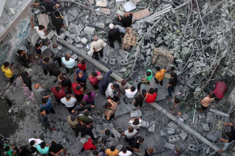البحث عن ناجين بعد غارة إسرائيلية على حي الدرج في غزة (أ ف ب)