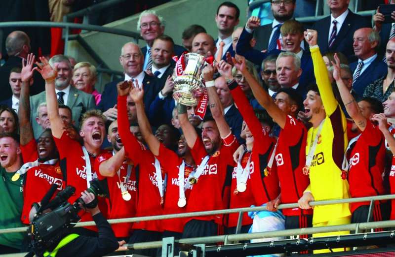 


قائد مانشستر يونايتد برونو فرنانديز رافعاً كأس إنكلترا	(رويترز) 
