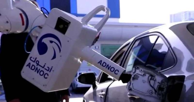 ابتكار ذراع آلية «ذكية» تزود السيارات بالوقود في الإمارات