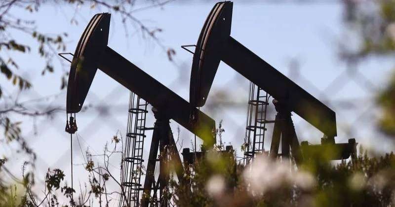 النفط يتراجع وسط زيادة كبيرة في المخزونات الأميركية