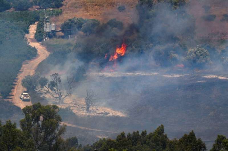 حريق يشتعل على الجانب الإسرائيلي من الحدود في أعقاب هجمات من لبنان أمس (رويترز) 