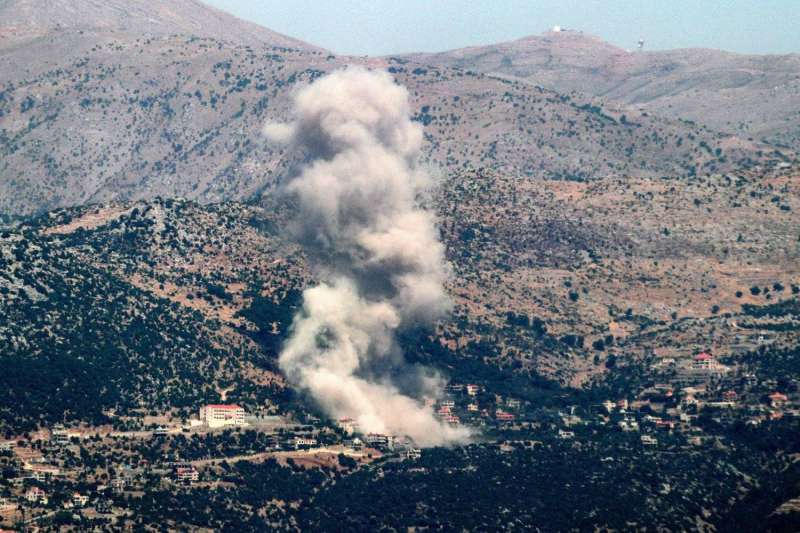 دخان القصف الإسرائيلي على بلدة كفرشوبا في جنوب لبنان (أ ف ب)