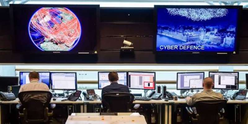 غرفة عمليات داخل أحد أجهزة الاستخبارات الرئيسية في بريطانيا 
