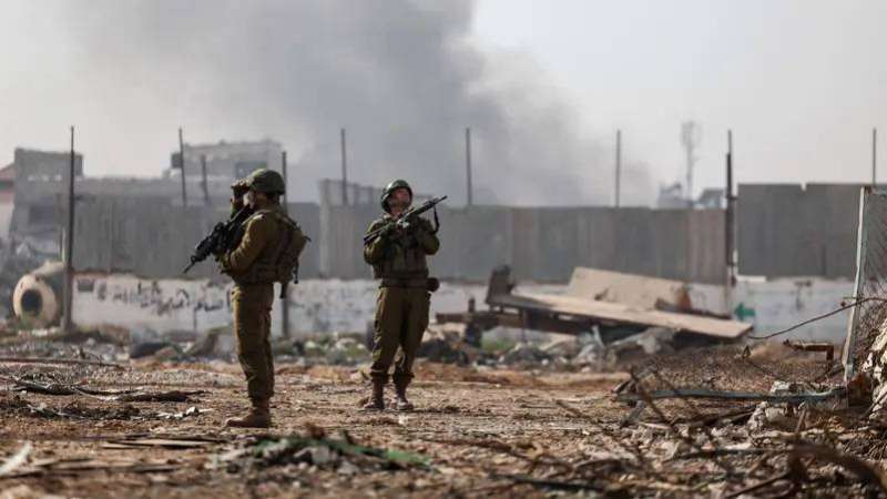 جنديان إسرائيليان في قطاع غزة (رويترز)