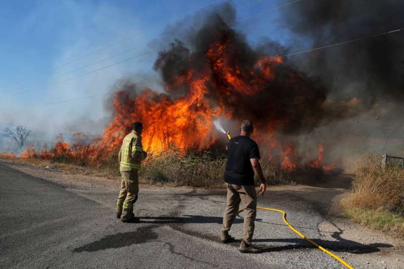 إسرائيليان يحاولان السيطرة على حريق وسط التصعيد المستمر عبر الحدود مع لبنان (رويترز)