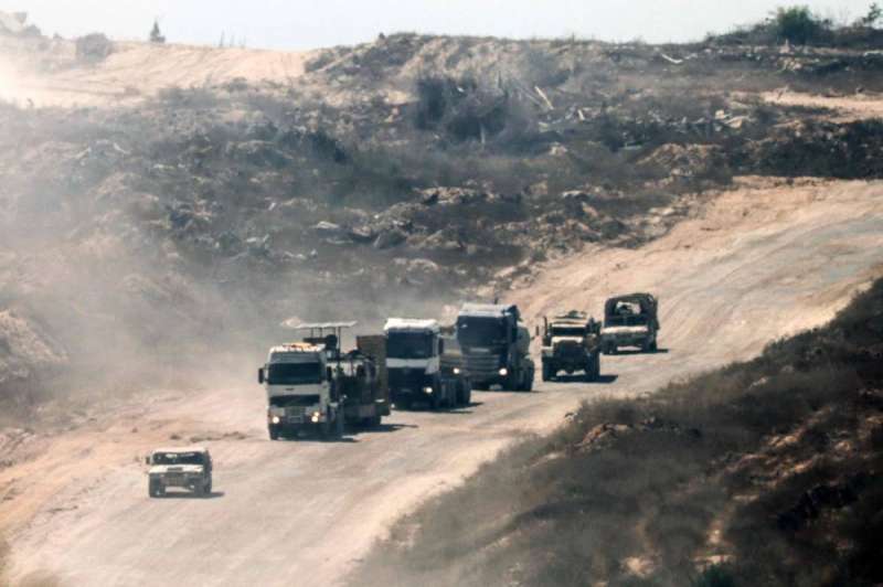 قافلة من المركبات المدنية والعسكرية الإسرائيلية تمر عبر قطاع غزة على طول الحدود الجنوبية لإسرائيل (أ ف ب)