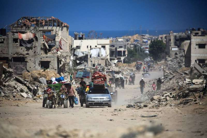 مدنيون فلسطينيون يغادرون مدينة خان يونس (أ ف ب)