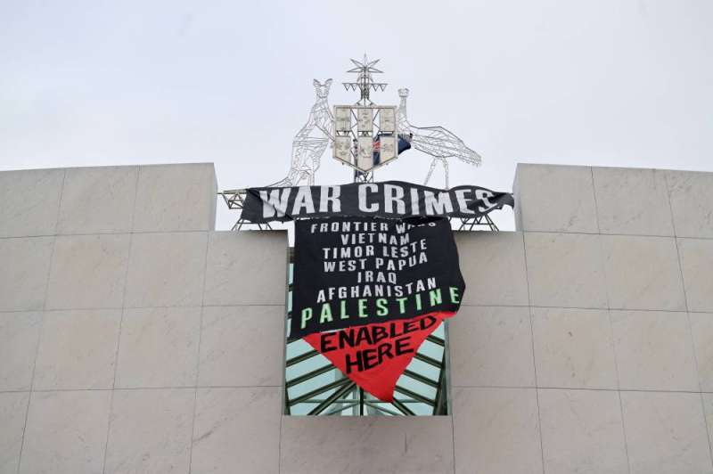 يافطة تأييد للفلسطينيين على مبنى البرلمان الأسترالي (رويترز)