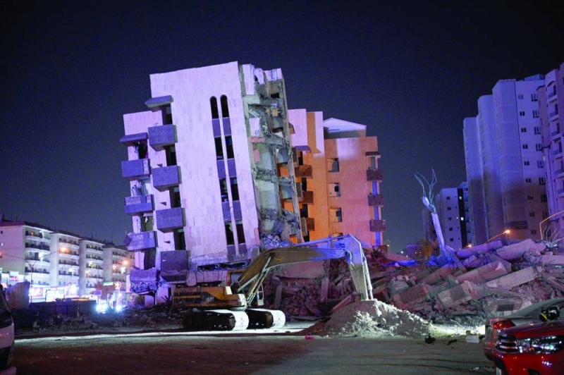 


موقع الحادث حيث بدت العمارة وقد انهار جزء منها... وفي الإطار عمليات بحث تحت الأنقاض	(تصوير نايف العقلة) 