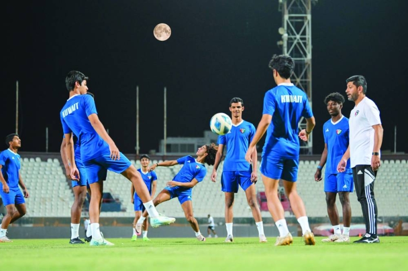 


جانب من تدريبات «أزرق الشباب» بوجود مساعد المدرب محمد الفيلكاوي 