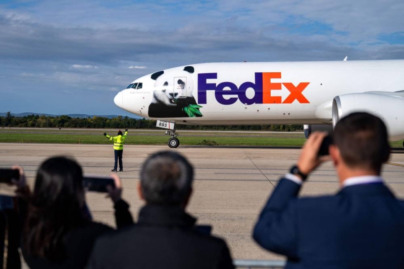  زوج من الباندا العملاقة  على متن طائرة FedEx Boeing 777 من الصين في مطار دالاس الدولي