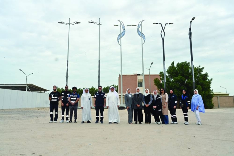 العماني يتوسط الكوادر الوطنية في الإدارة	(تصوير أسعد عبدالله) 