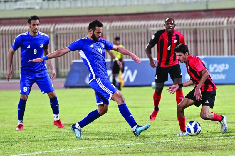 عبدالعزيز أسعد يحاول إبعاد الكرة من أمام قائد التضامن حامد الرشيدي