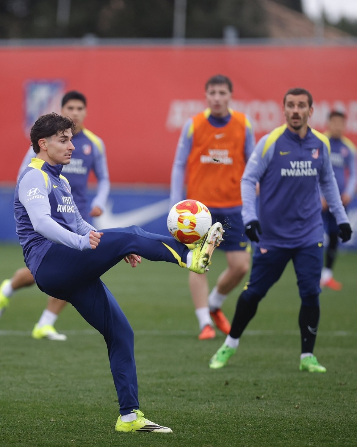 «أتلتيكو» بمواجهة نارية مع برشلونة